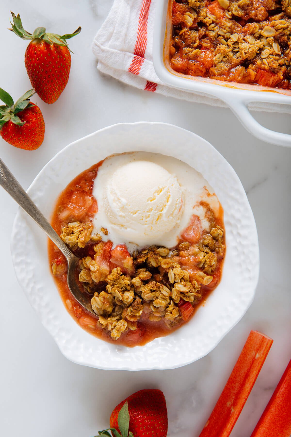 strawberry rhubarb crisp in bowl