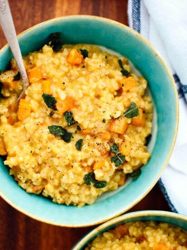 This roasted butternut risotto tastes heavenly and hardly requires any stirring! cookieandkate.com