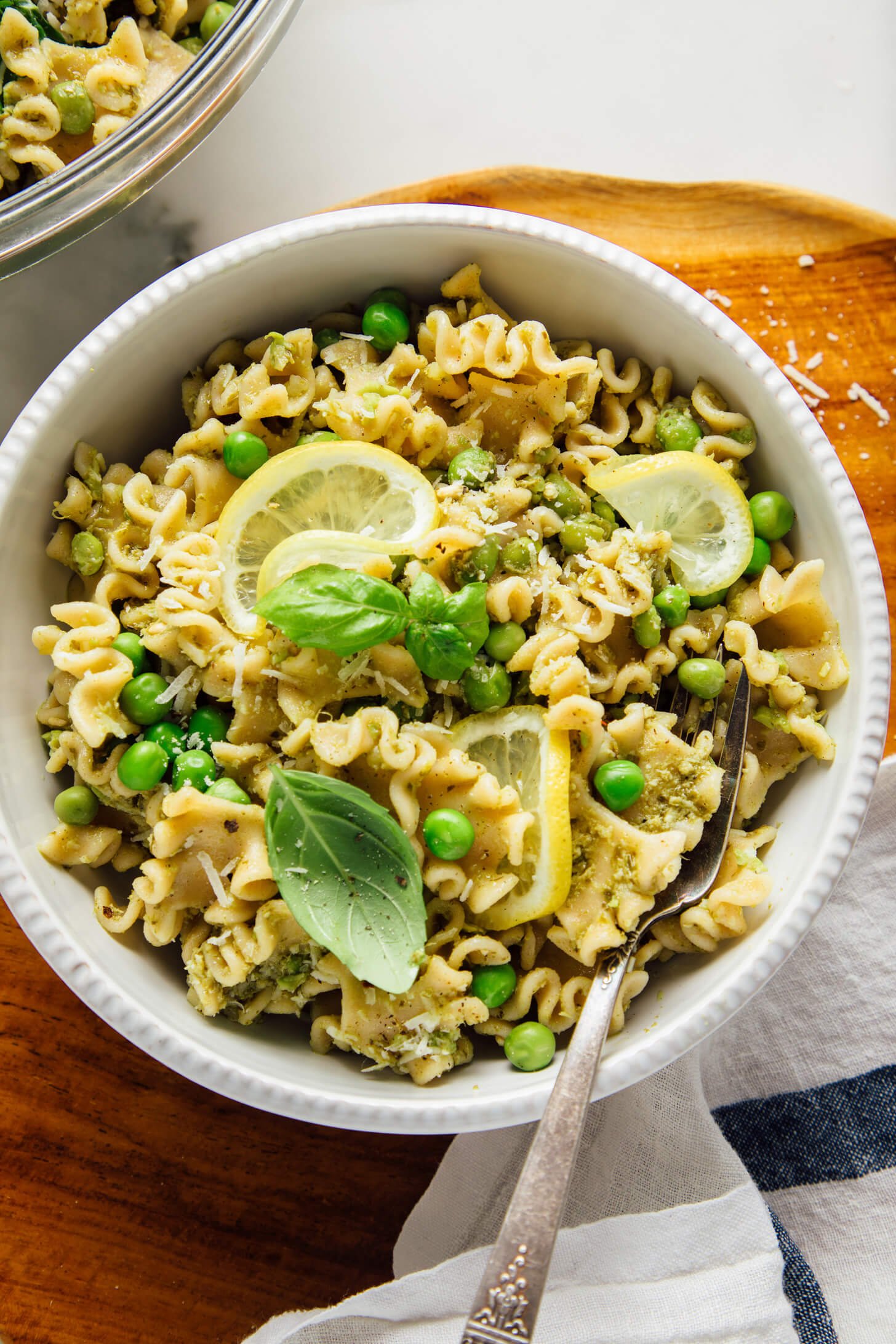 easy pasta with peas and pesto